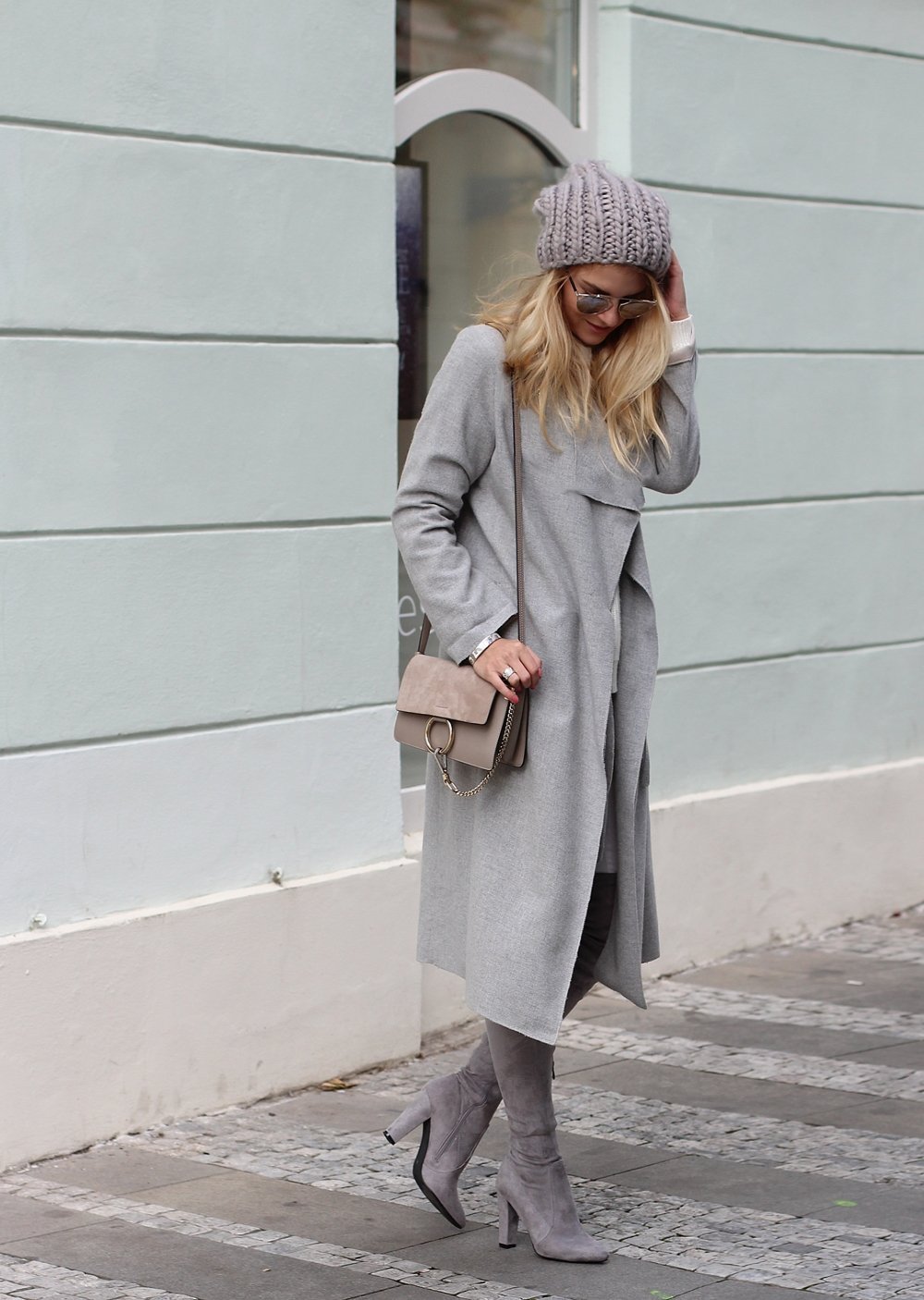 Шапка к серому пальто женское