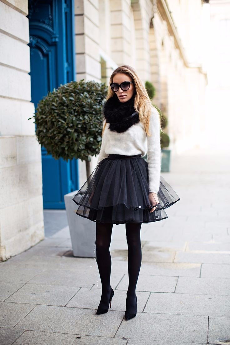 Черные колготки с белыми ботильонами