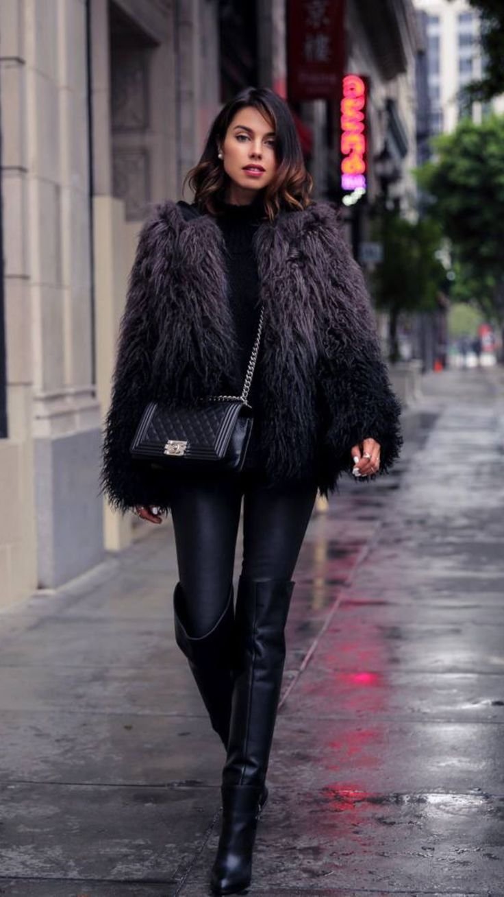 Норковый жилет с кожаными рукавами