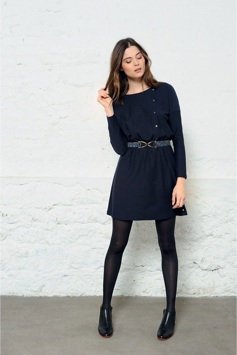 Голубое платье с черными колготками