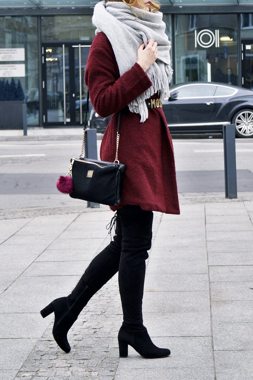 Пальто темно бордового цвета