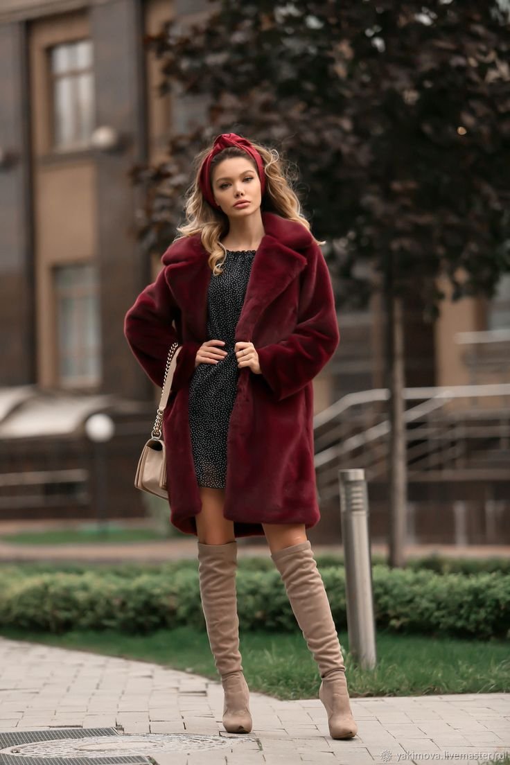 Маша Цигаль пальто бордо