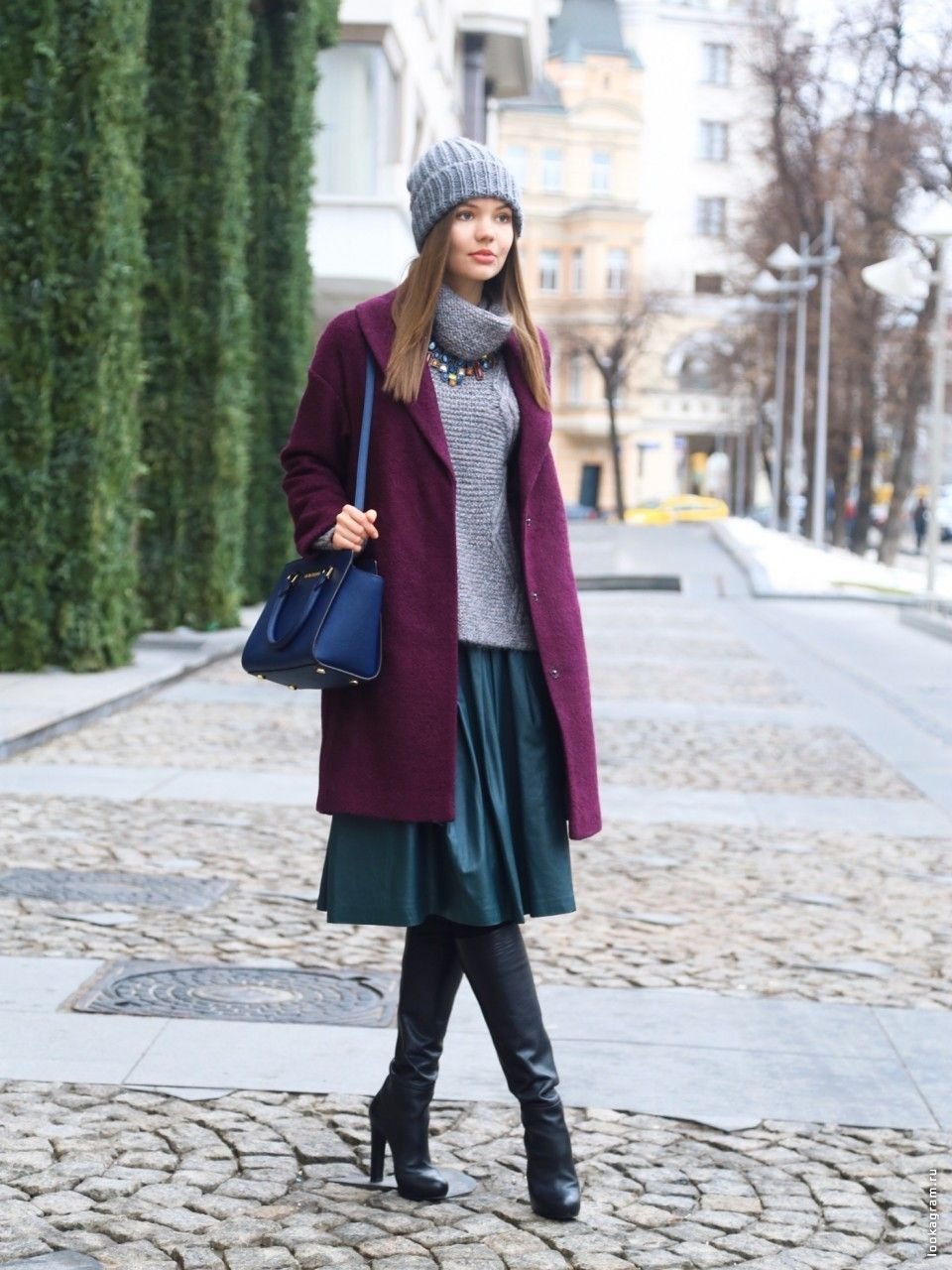 Шапка к бордовому пальто