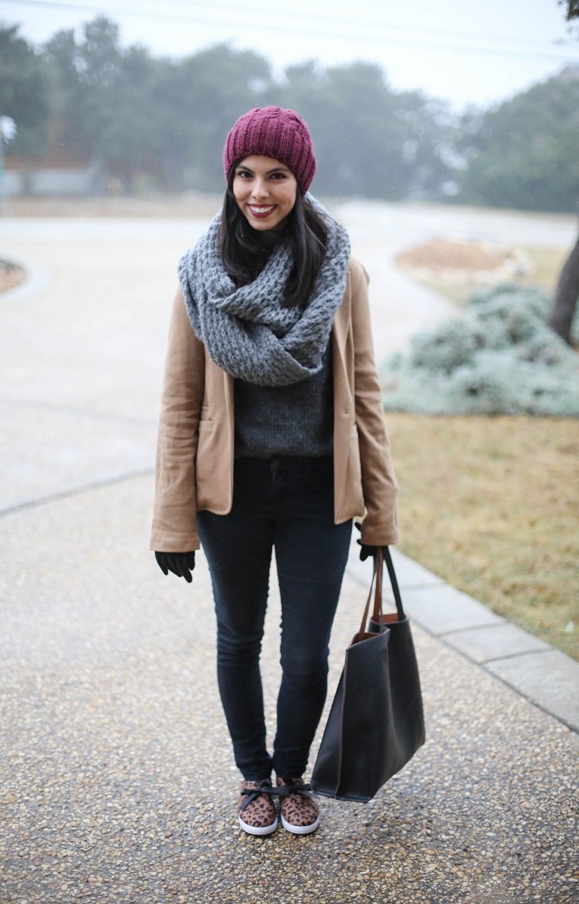 Блондинка в бордовом пальто