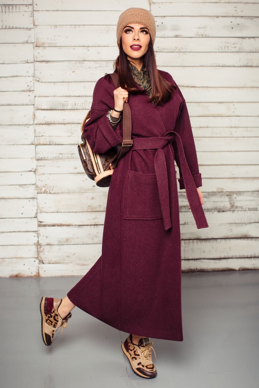 Пальто цвета бургунди