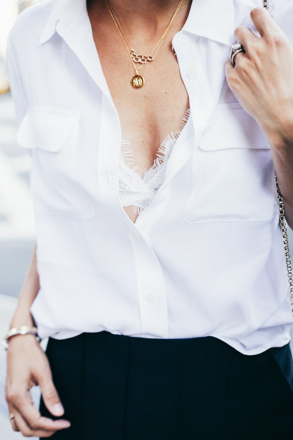 Черный бюстгальтер под белую блузку