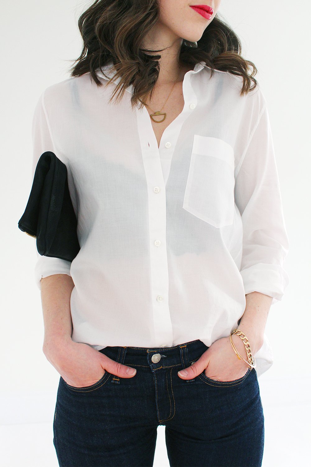 Девушка в белом пиджаке