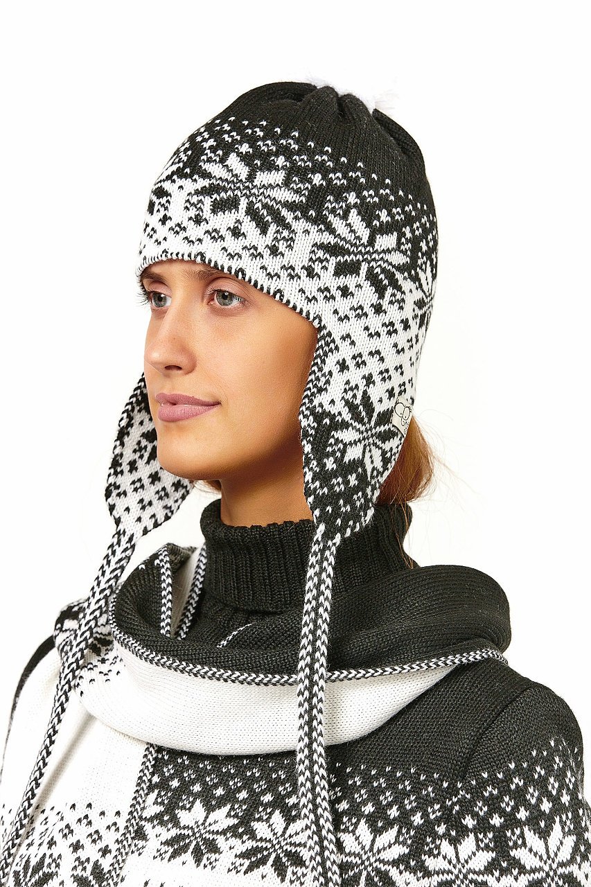 Вязаная шапка с завязками