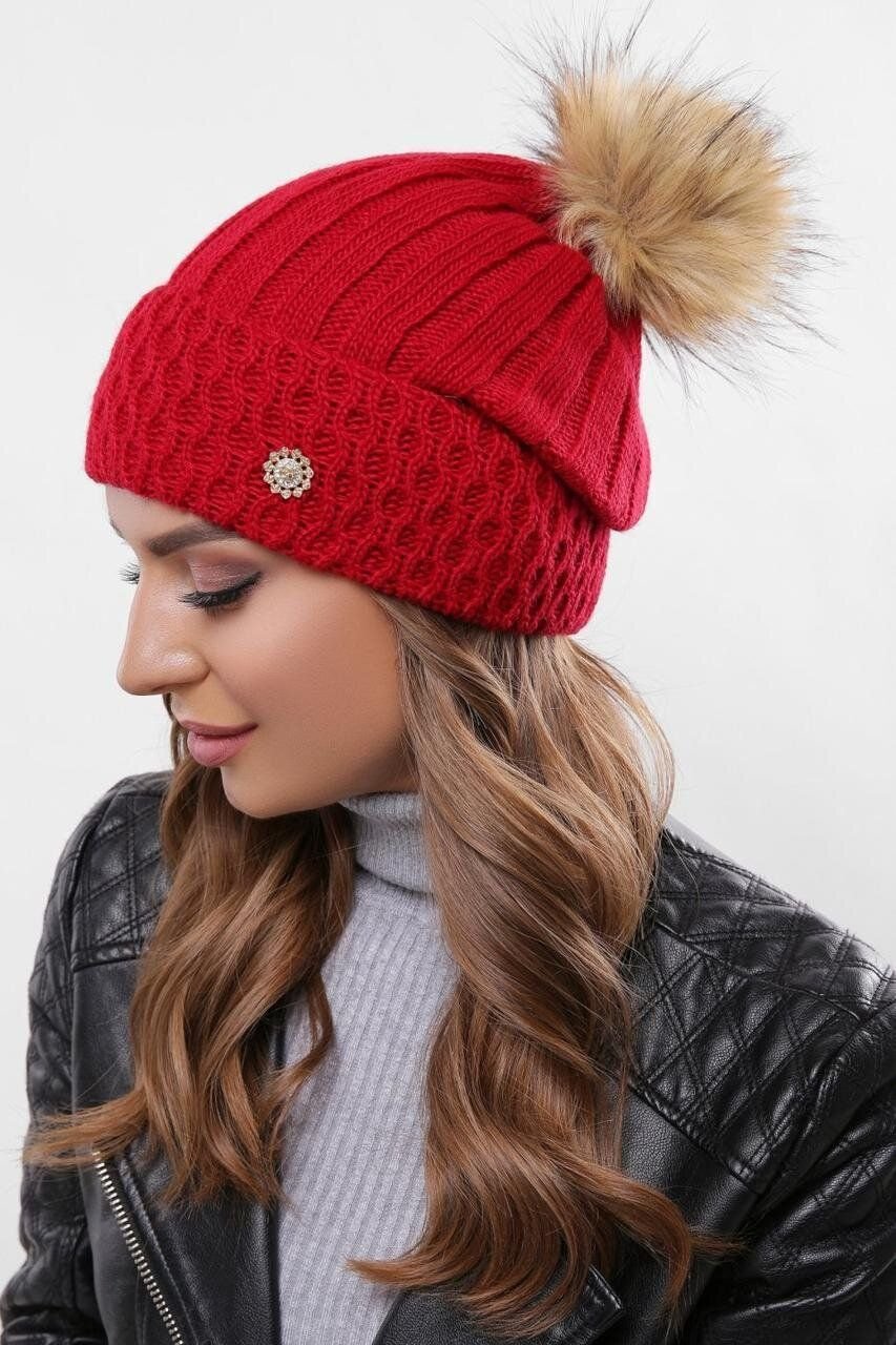 Женская шапка с бубончиком