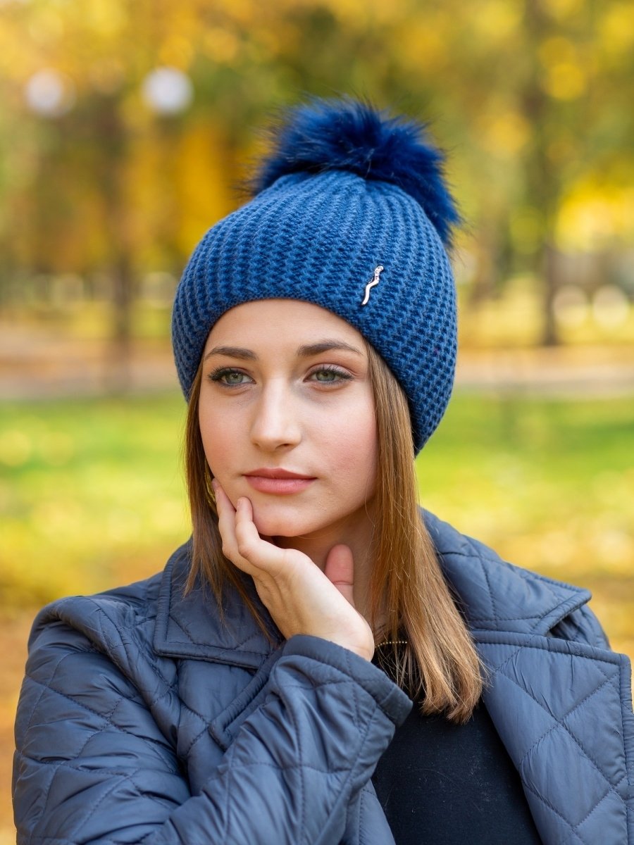 К бирюзовой шапке какую помаду