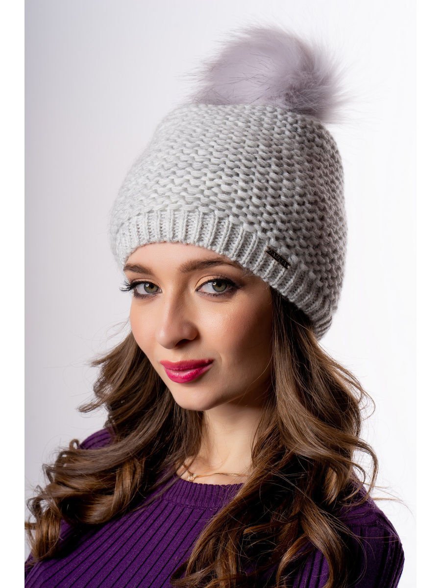 Бежевая зимняя шапка женская