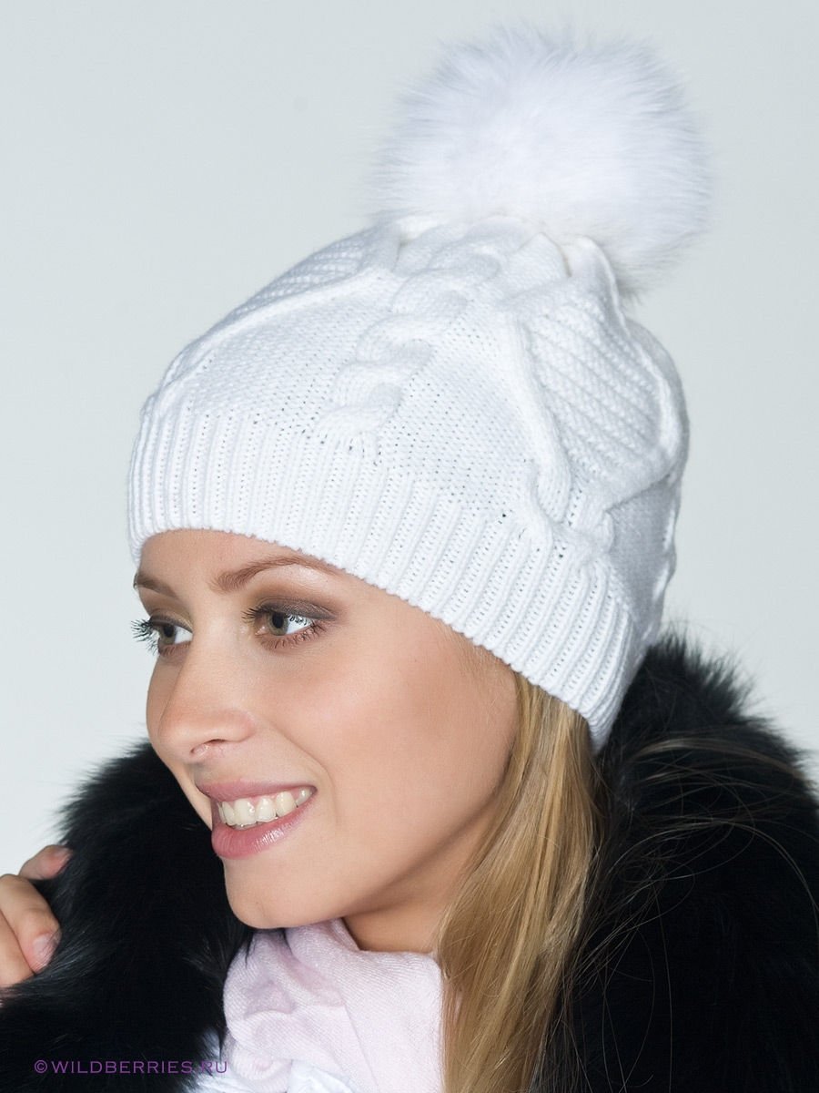 Вязаная шапка с бубоном женская
