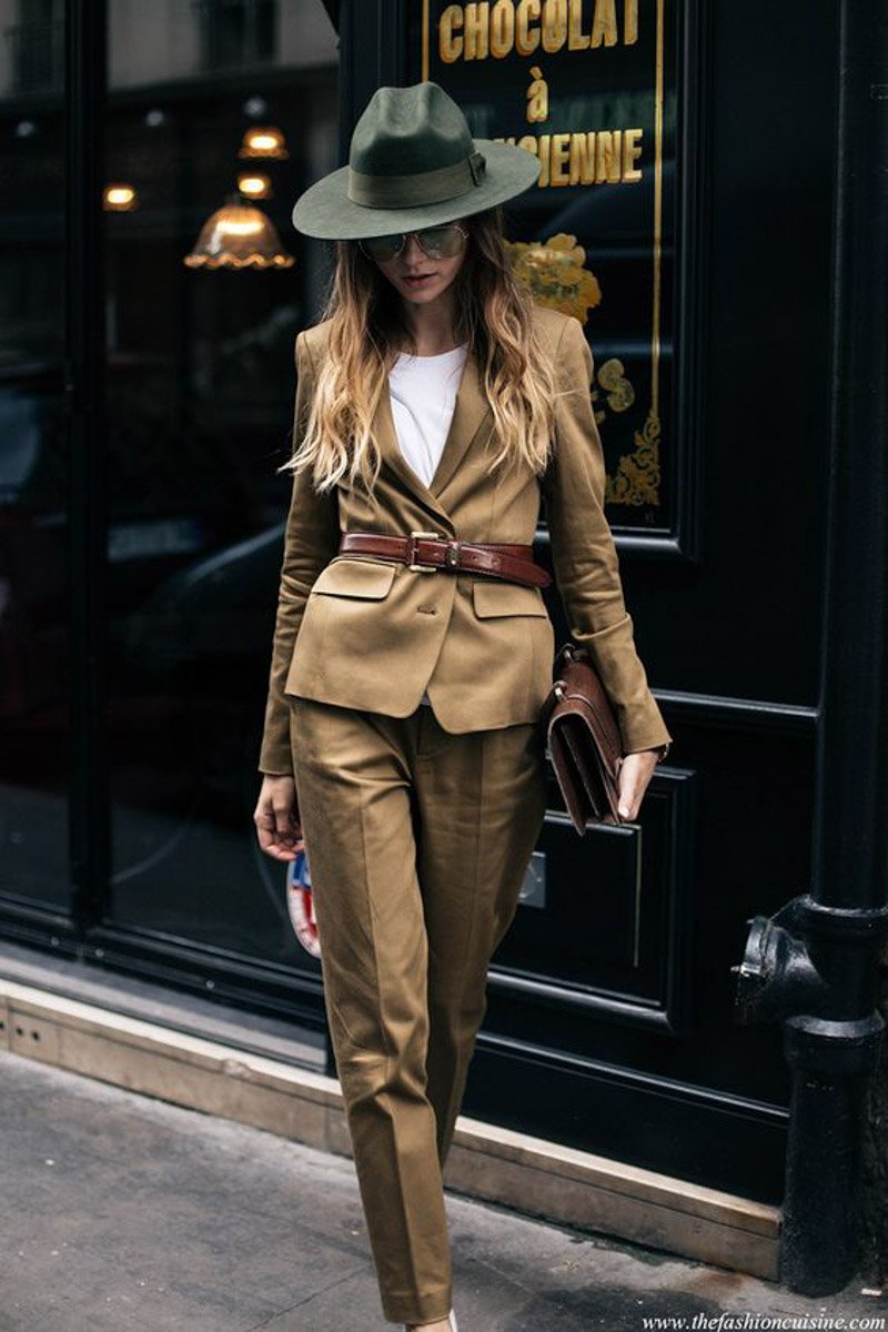 Девушка в коричневом пальто