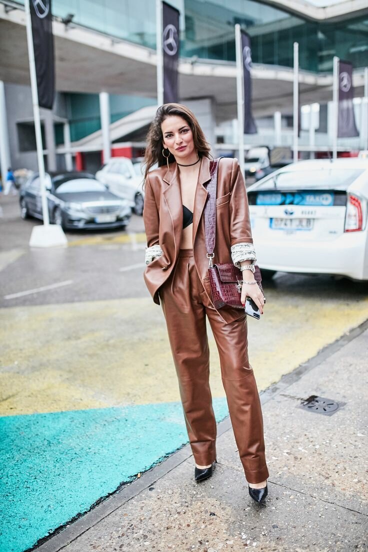 Коричневый костюм стритстайл