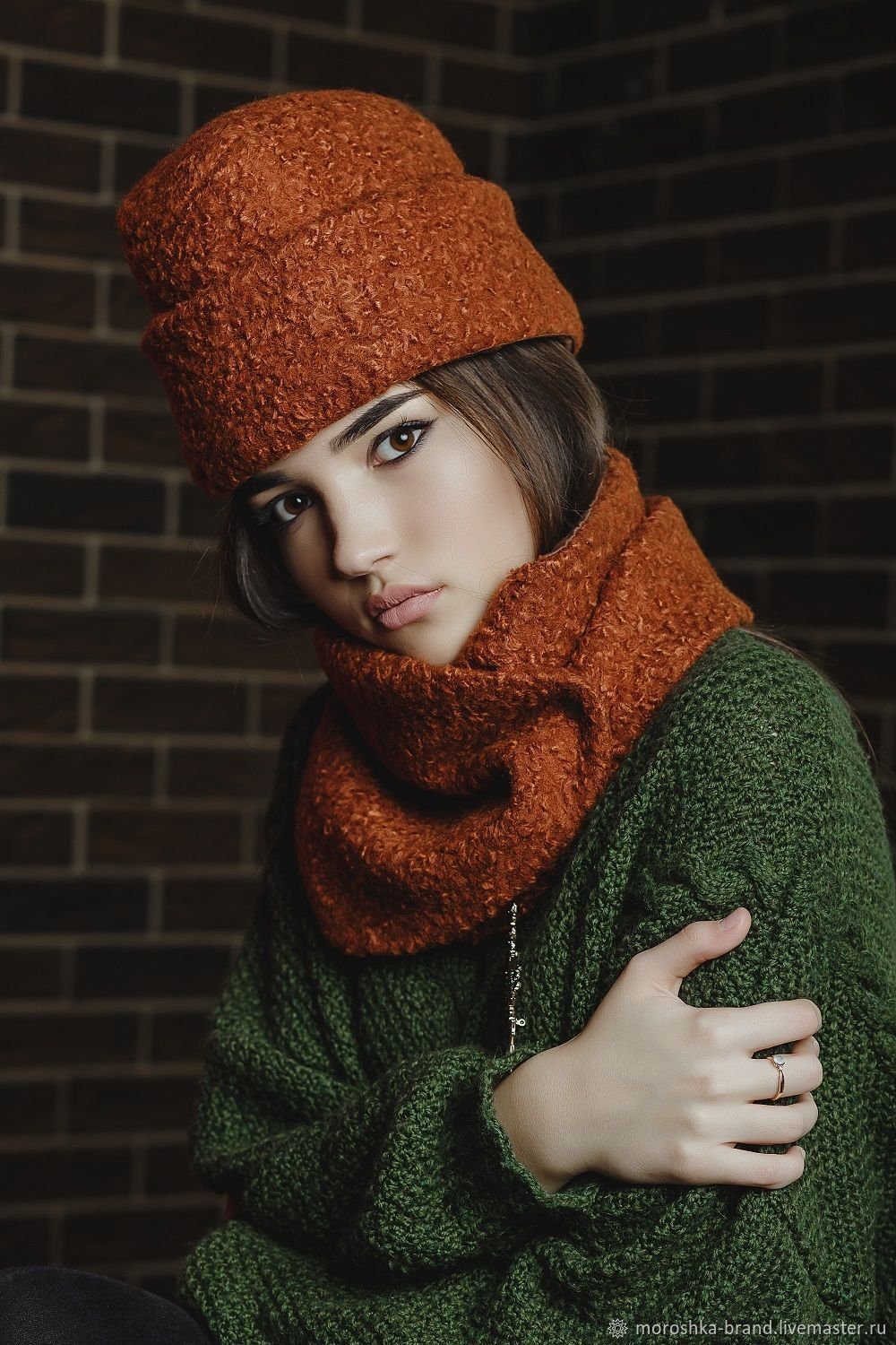 Шапка из пряжи букле