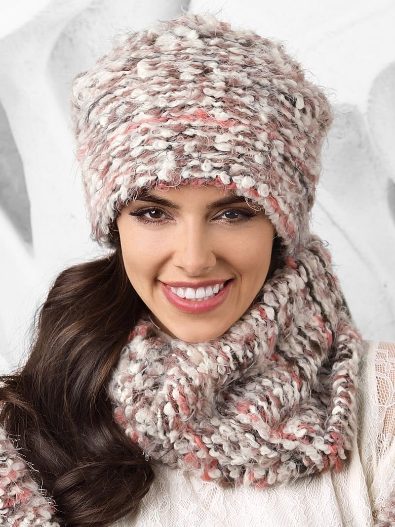 Вявязанная шапка ушанка