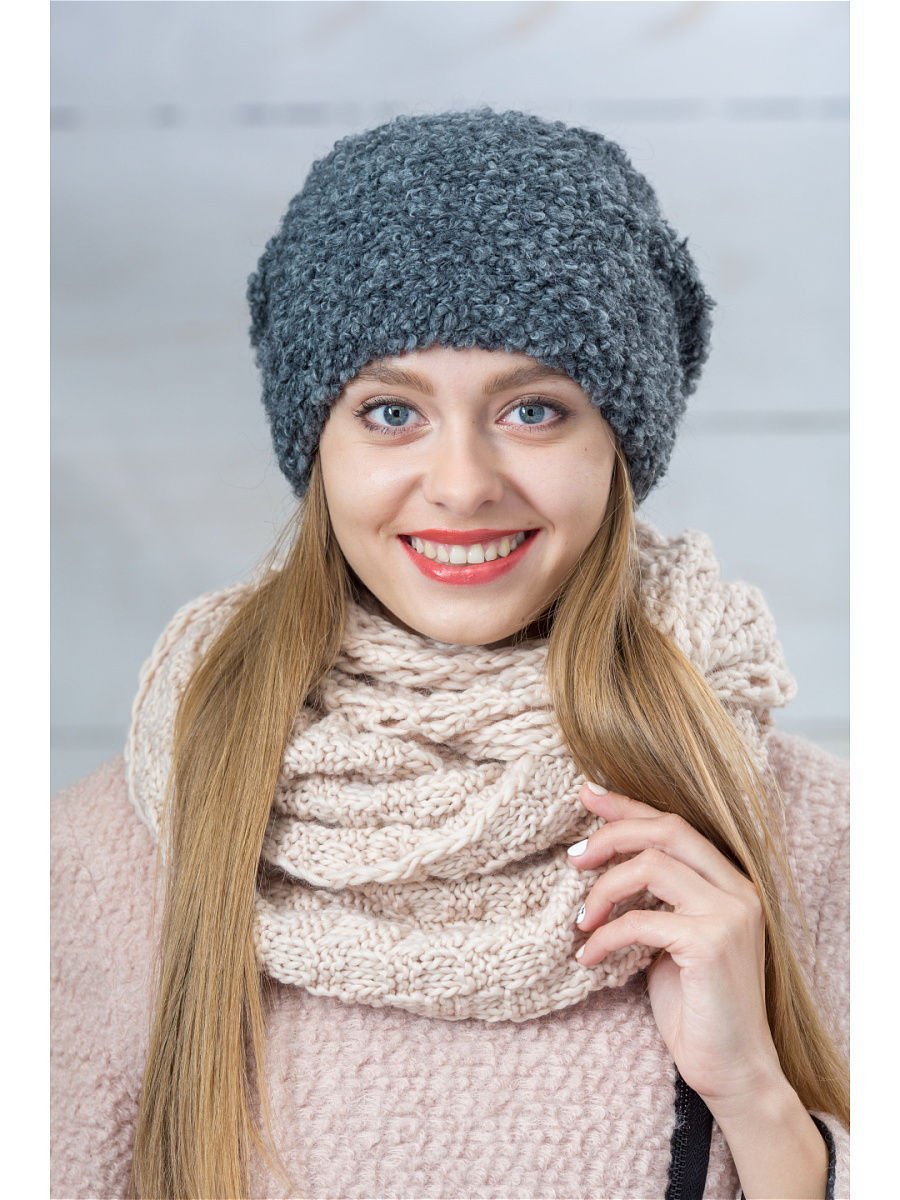 Вязаная шапка из буклированной пряжи