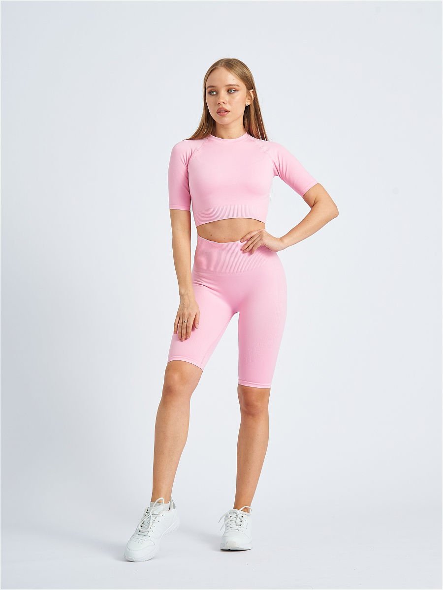 Бежевый топ и велосипедки