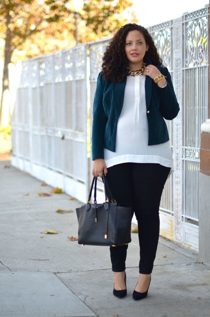 Полная девушка в пиджаке