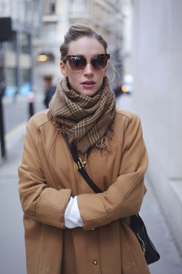 Палантин к бежевому пальто