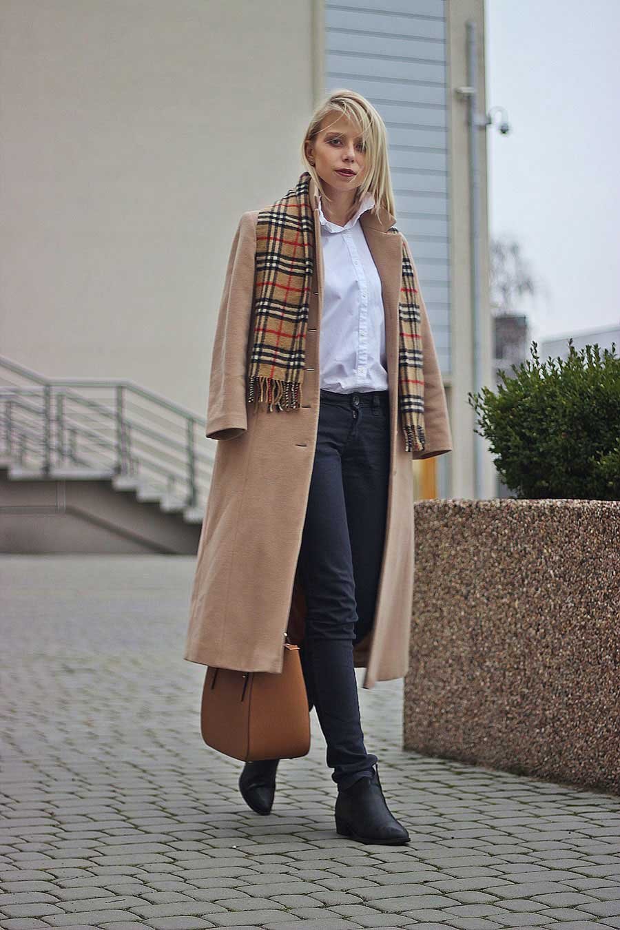 Пальто цвета кэмел с каким шарфом