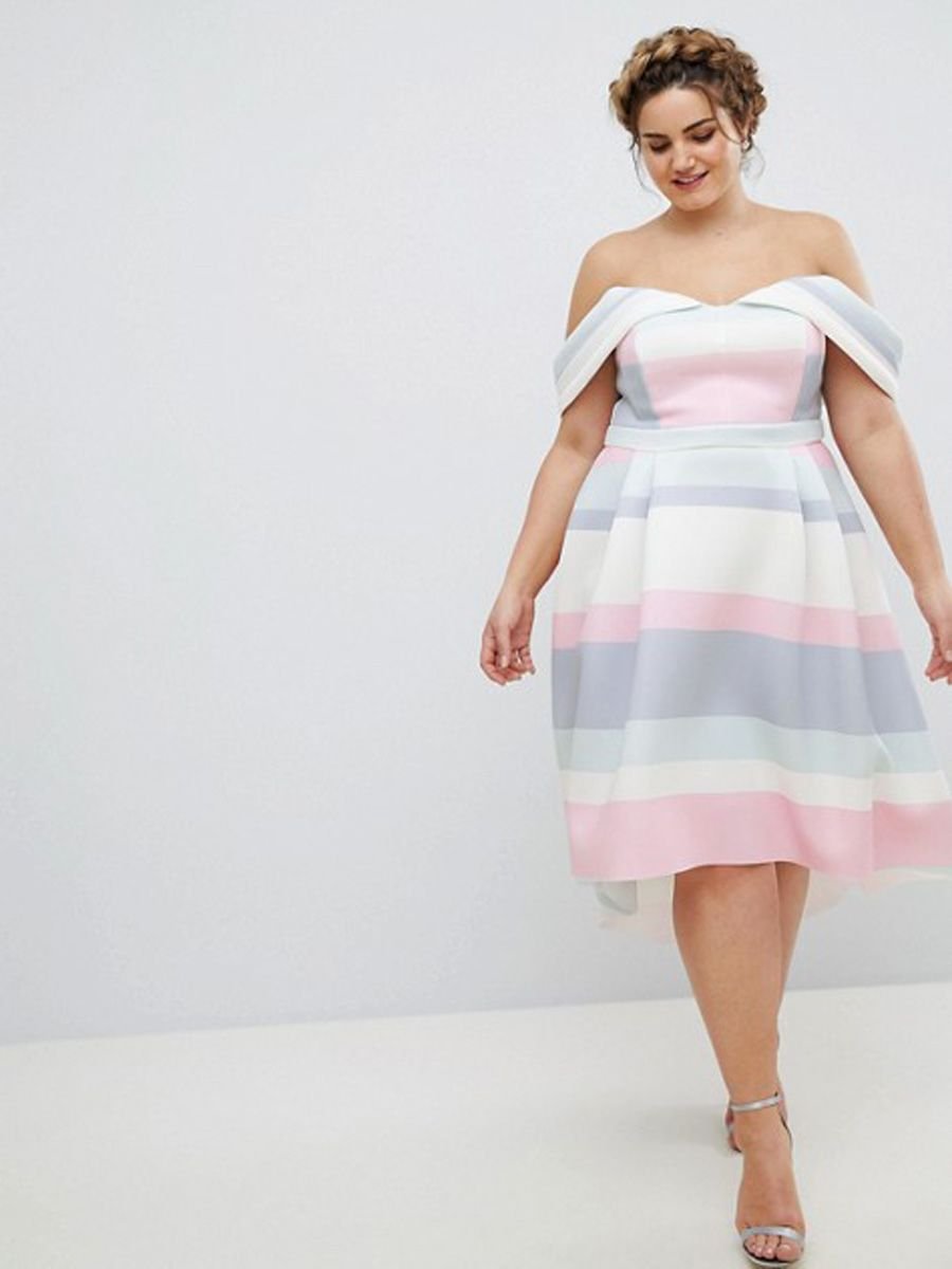 Полная женщина в платье боком