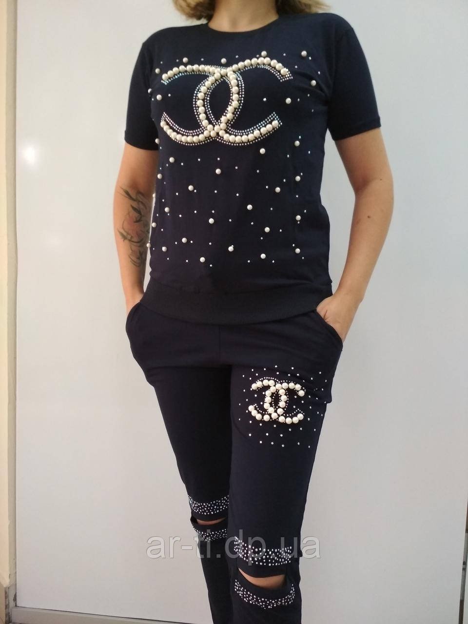 Черное короткое платье со стразами