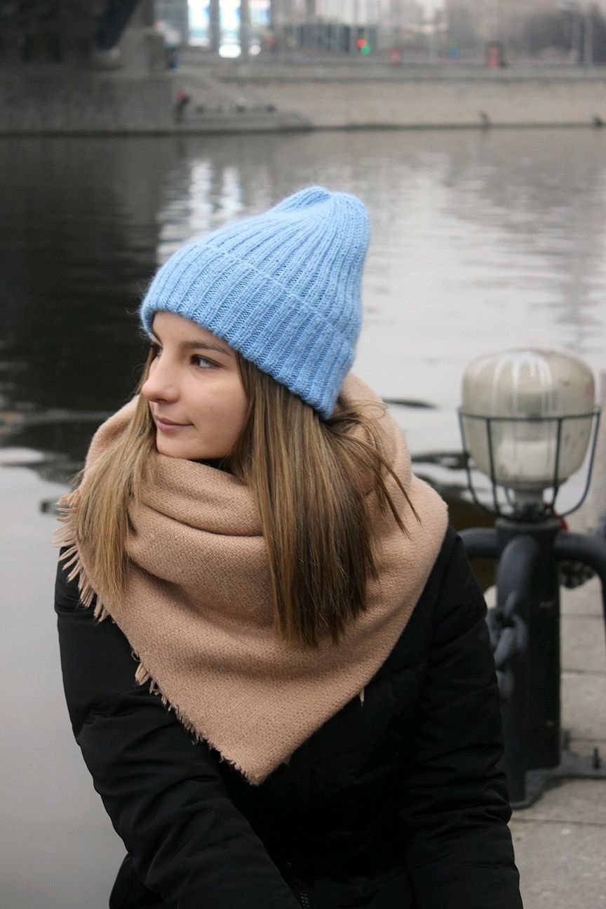 Азиатская шапка конусом на девушке