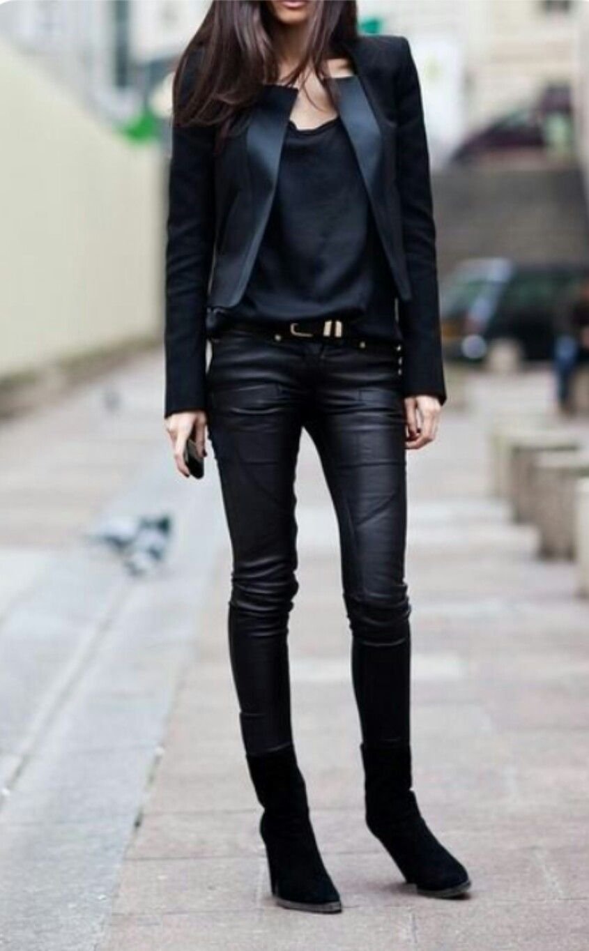 Женский костюм с галстуком