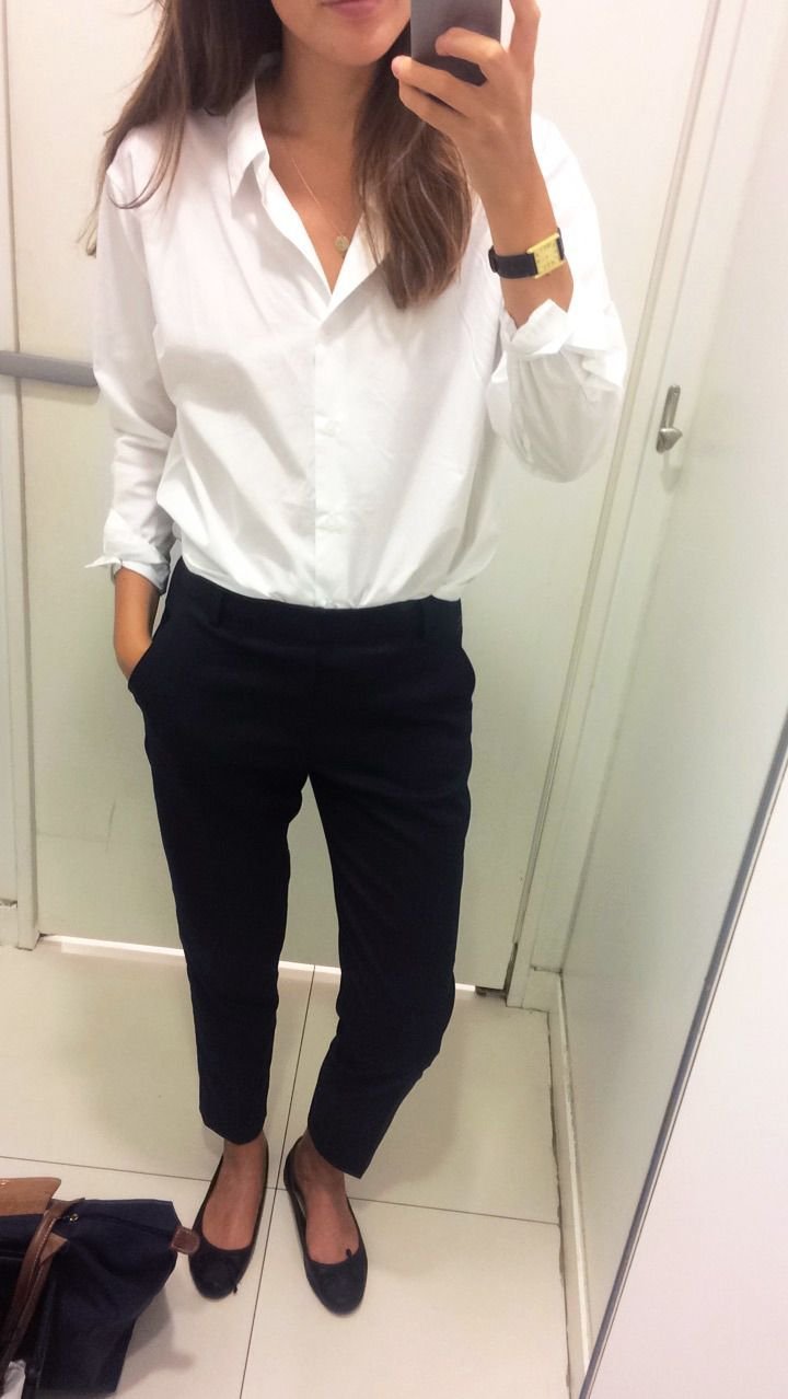 Знаменитости в черных брюках блузке Баленсиага