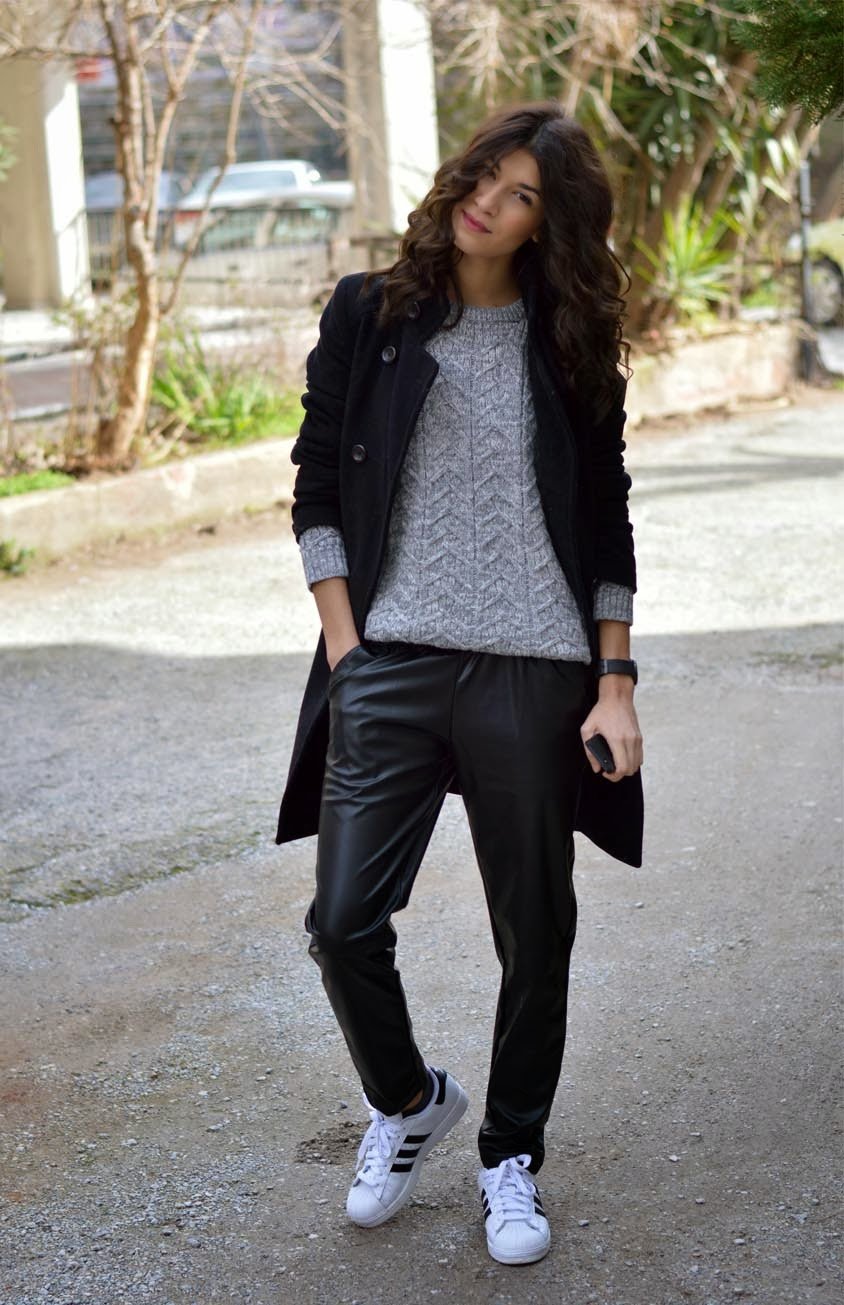 Черные джинсы и белая рубашка женская