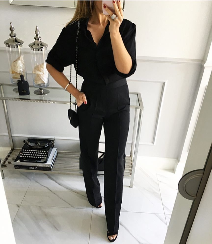 Верх с черными джинсами