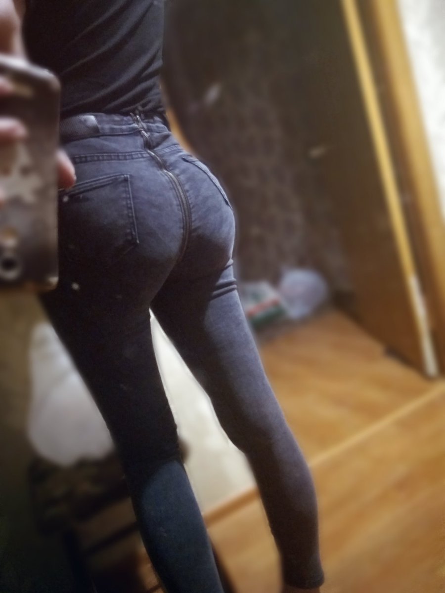 Девушки в джинсах с молнией на попе