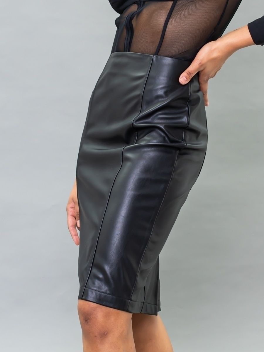 Костюм из экокожи с юбкой