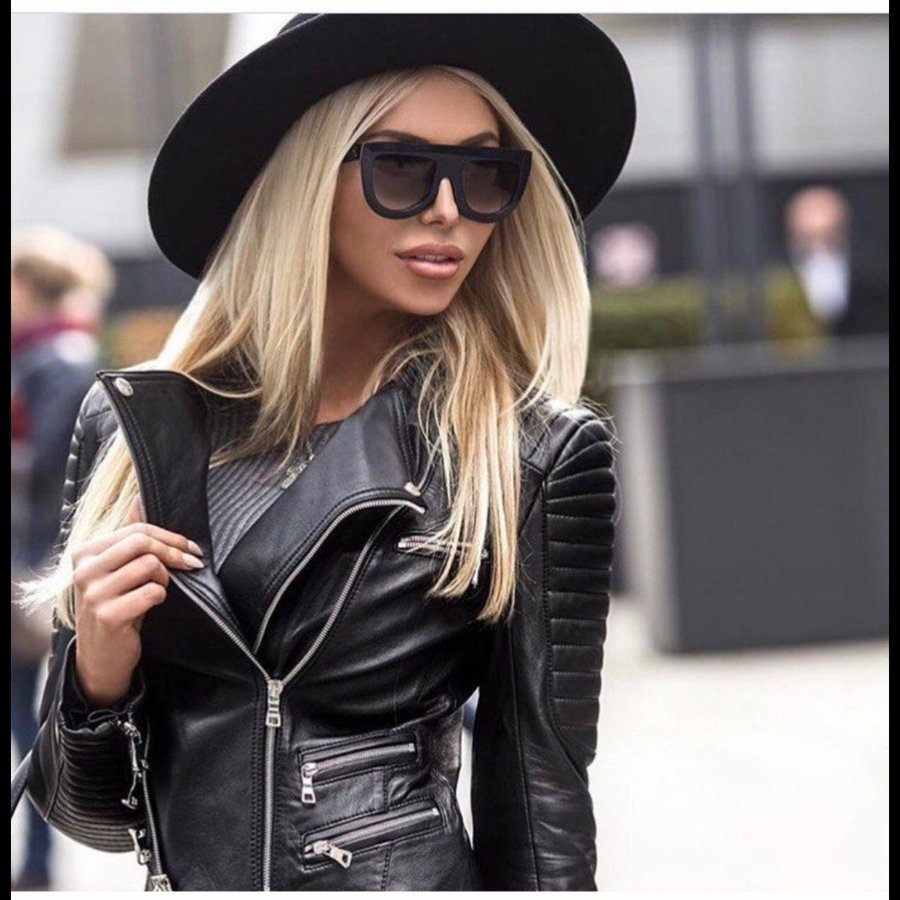 Девушка в кожаной куртке и шляпе
