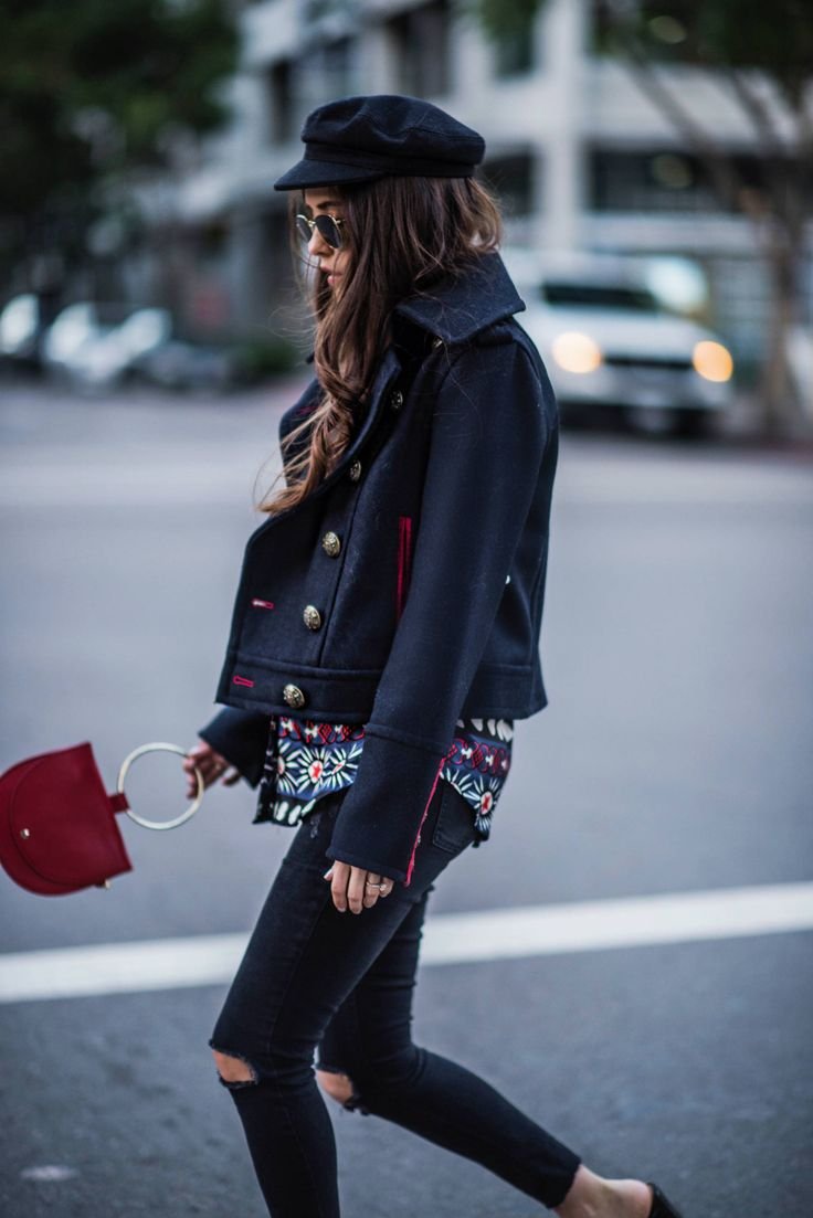 Девушка в широкополой шляпе