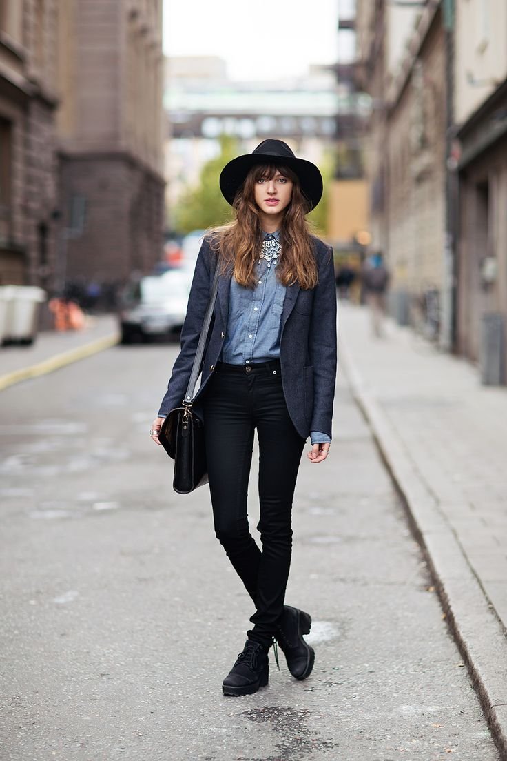 Дарья Клюкина в кожаной куртке