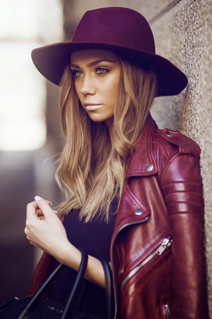 Девушка в пальто и шляпке