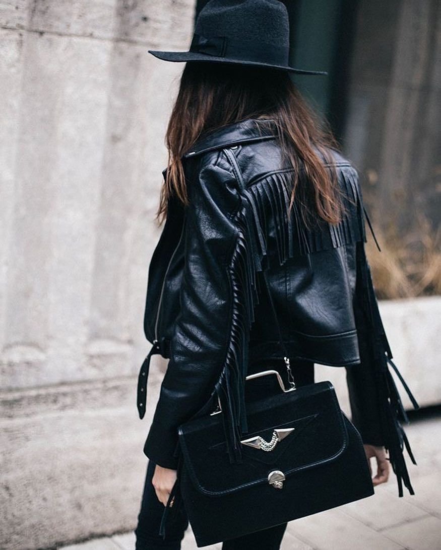 Оранжевые шляпы с пальто