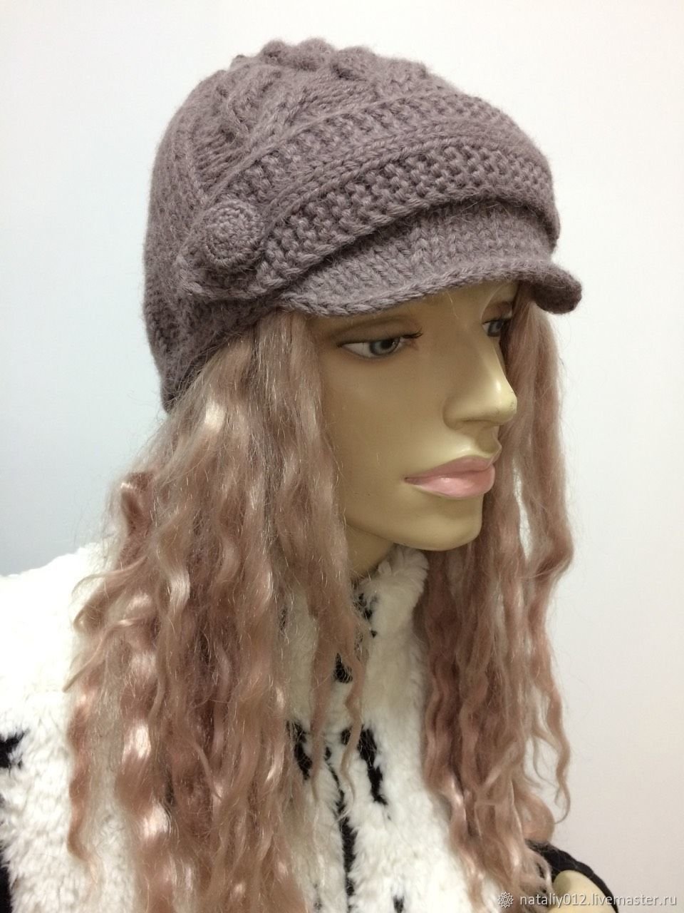 Шапка с козырьком женская