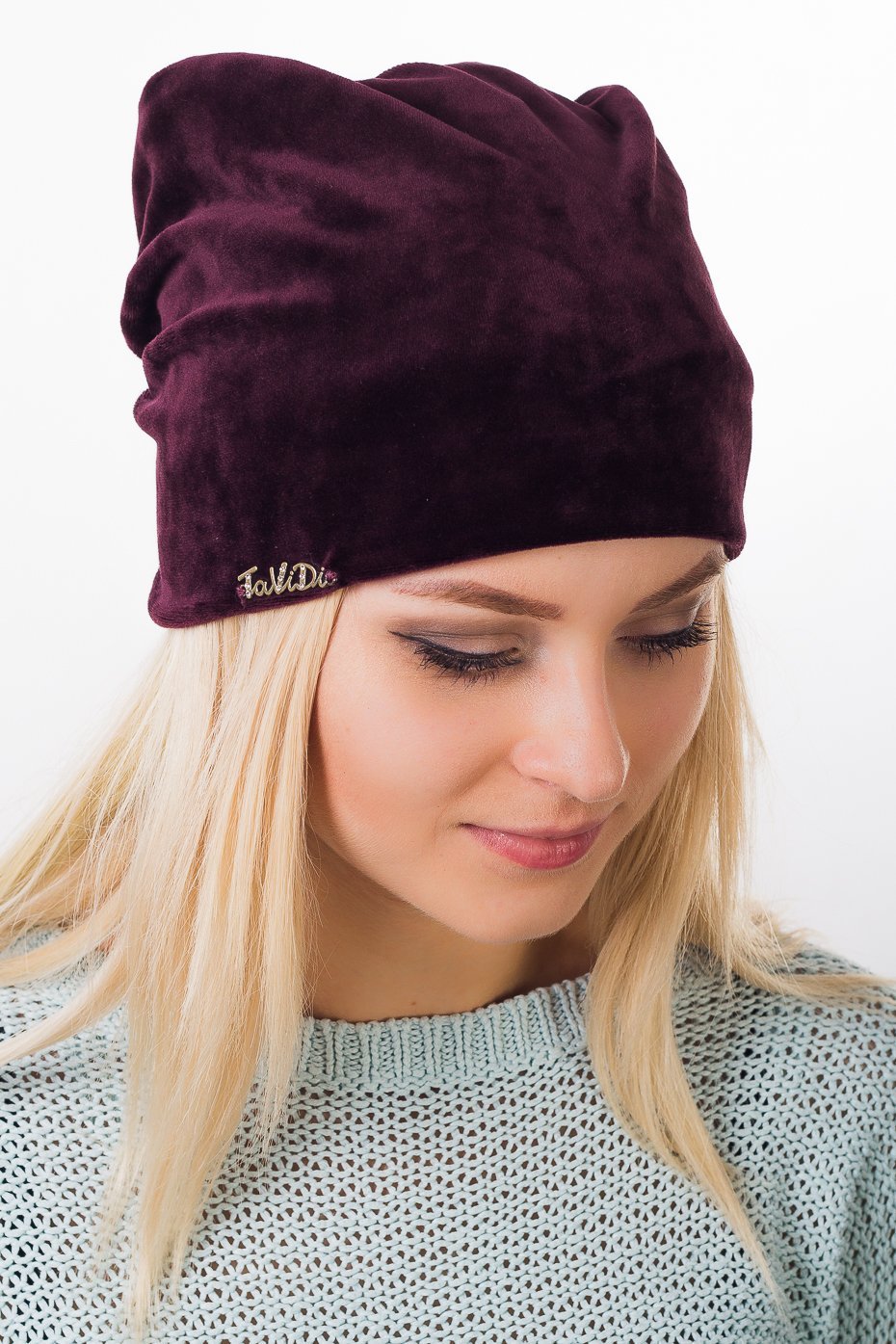 Велюровая шапочка с бусинками