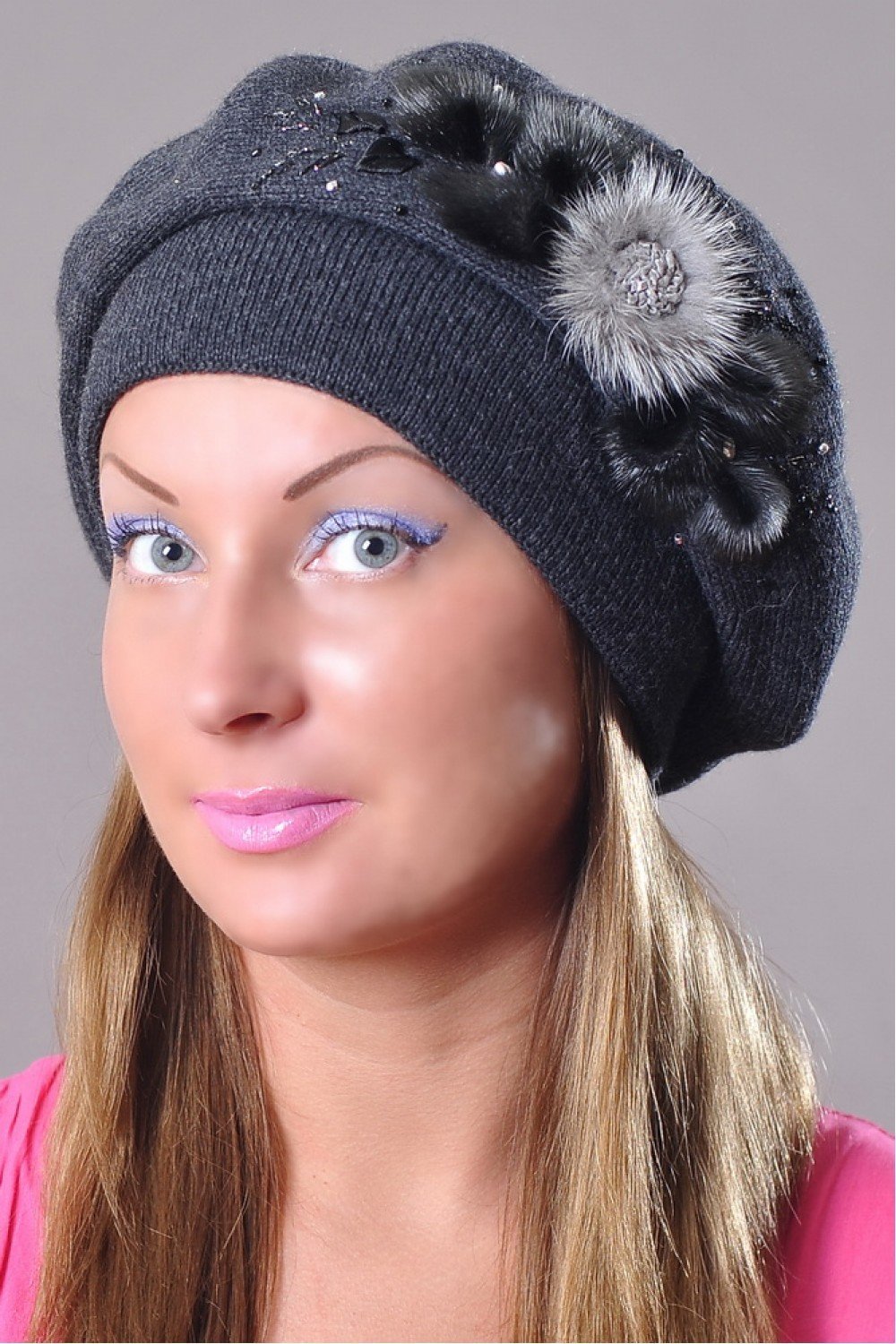 Велюровая шапка со стразами