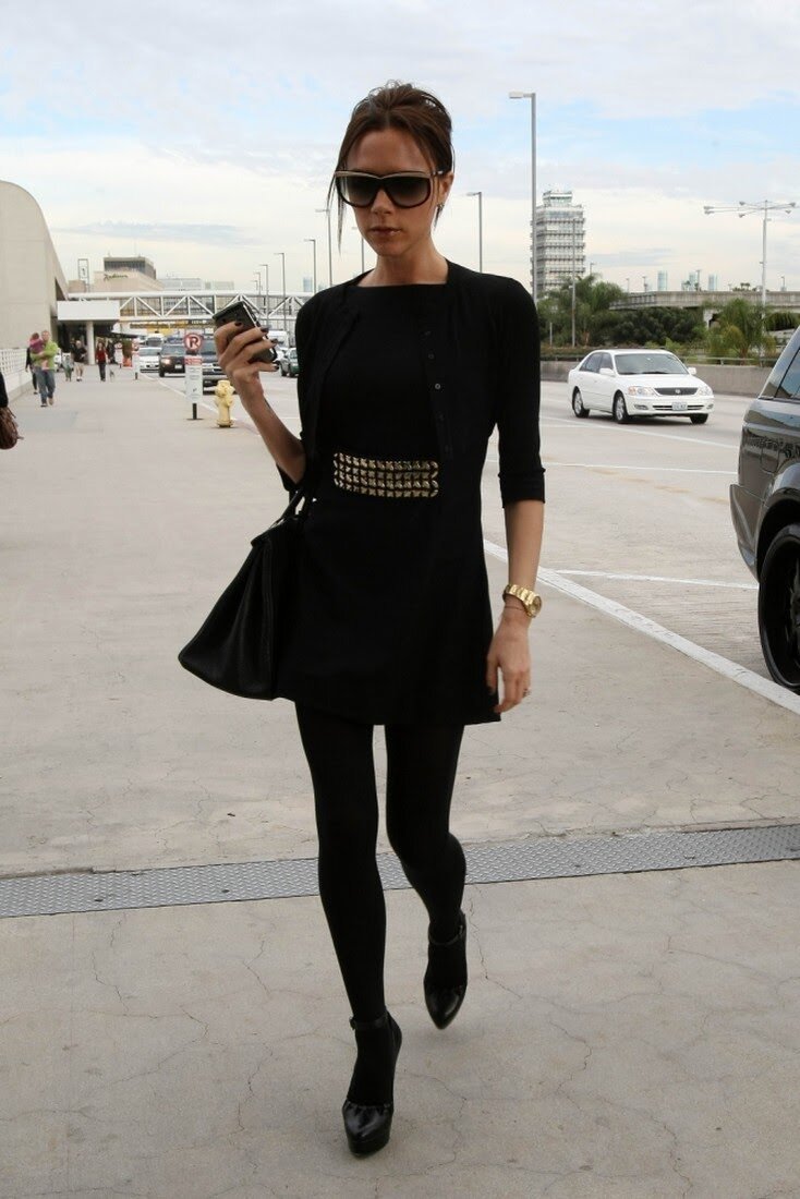 Платье с черными конверсами