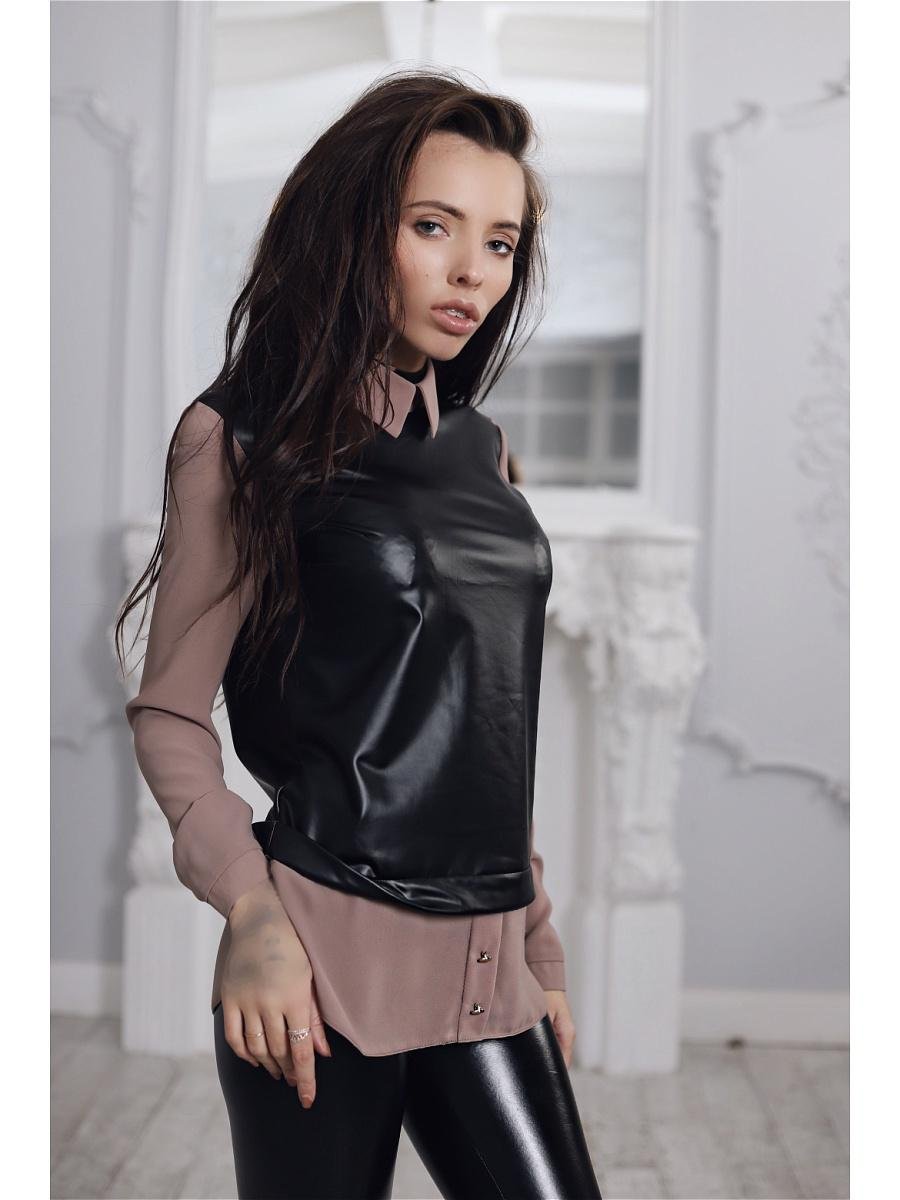 Белая блузка с кожаными вставками