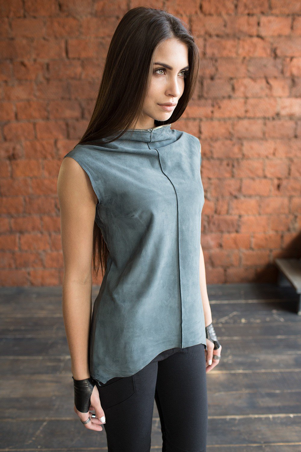 Черный джемпер с кожаными вставками