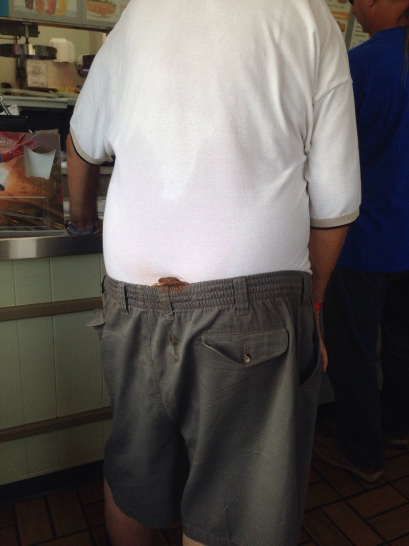 Обосранные спущенные штаны