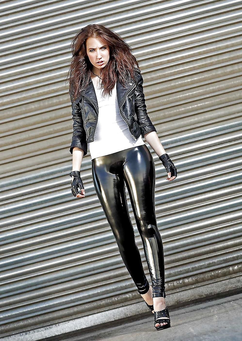 Девушки в кожаных лосинах