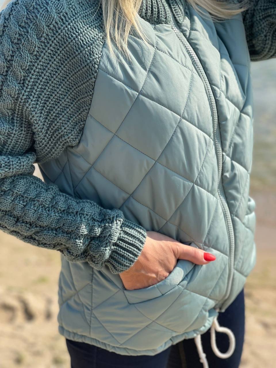 Стеганая куртка с вязанными рукавами