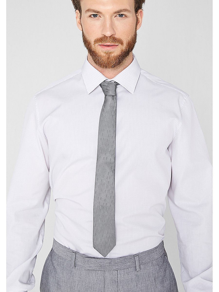 Белая рубашка с черным галстуком