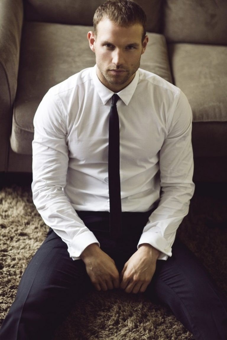 Человек черно белый с галстуком